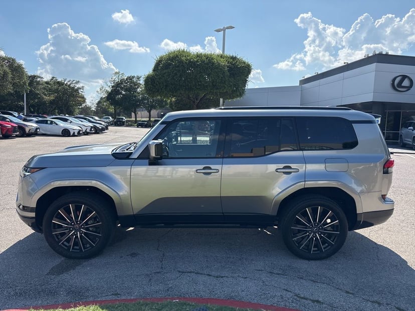 2024 Lexus GX - Image 2