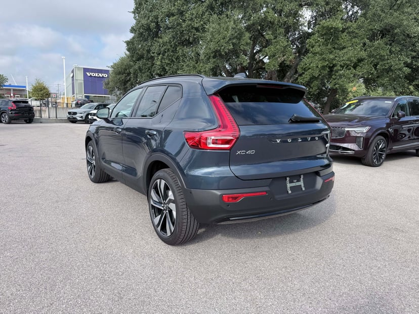 2026 Volvo XC40 - Image 3