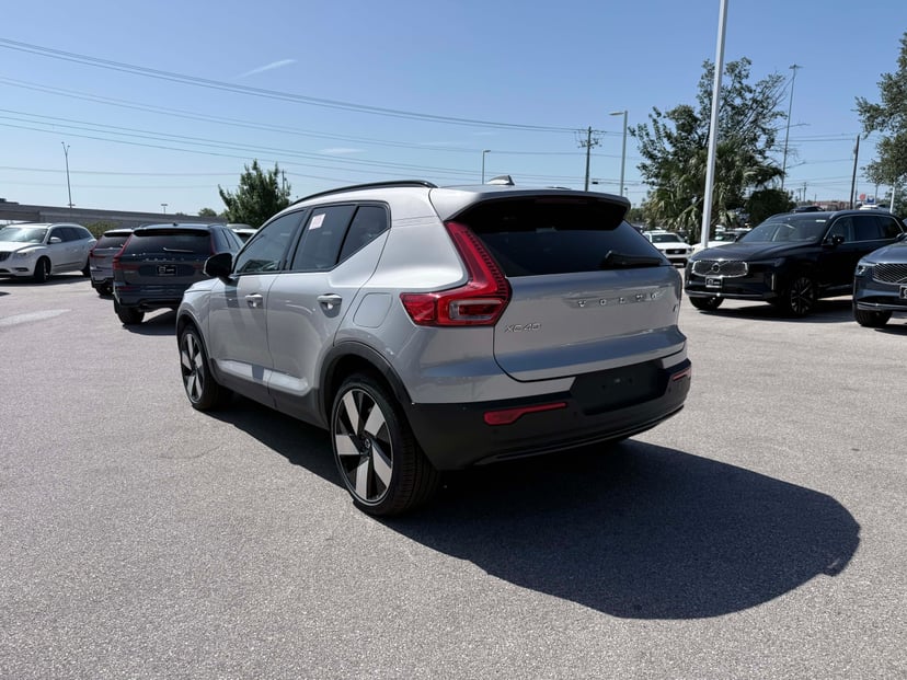 2023 Volvo XC40 - Image 3
