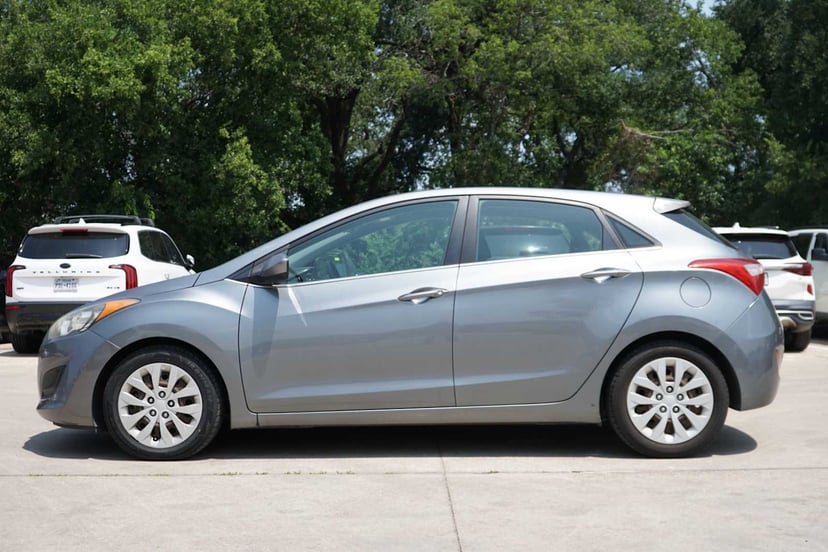 2016 Hyundai elantra gt - Image 2