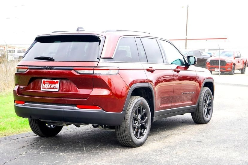 2026 Jeep Grand Cherokee Laredo Altitude - Image 3