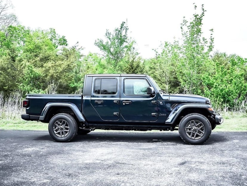 2025 Jeep Gladiator - Image 3