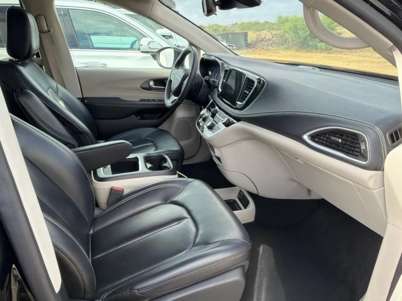 2023 Chrysler Pacifica - Image 3