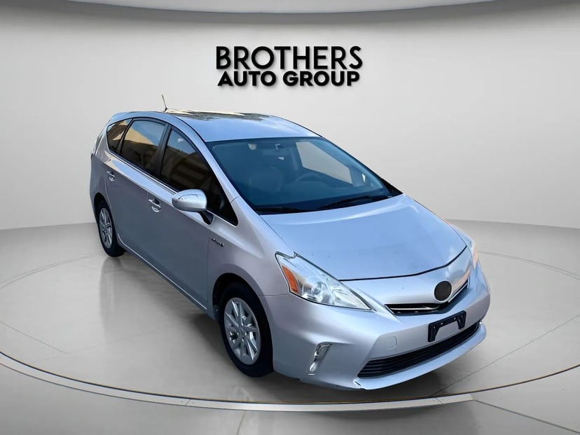 2013 Toyota prius-v - Image 1