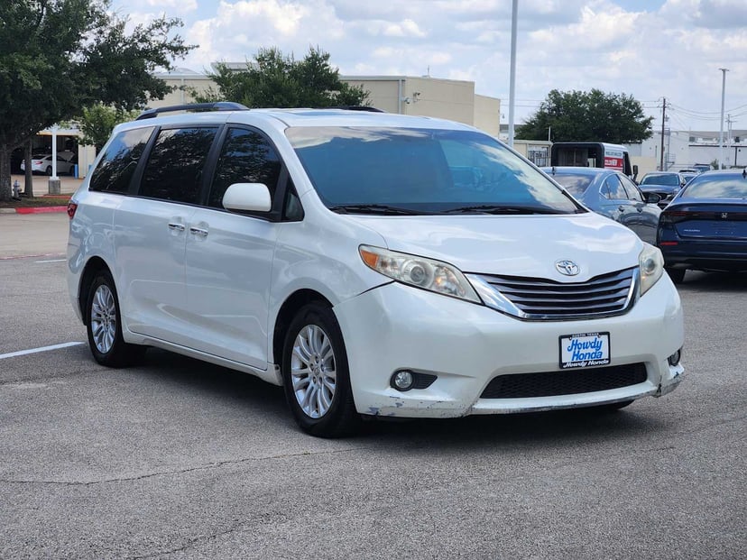 2016 Toyota Sienna - Image 3
