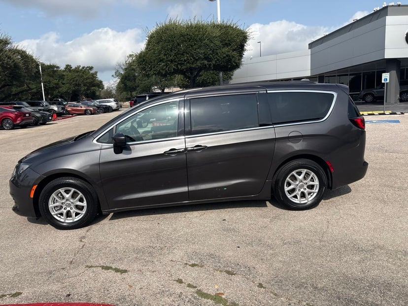 2020 Chrysler Voyager - Image 1