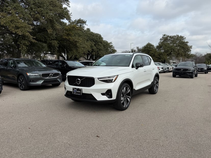 2026 Volvo XC40 - Image 1