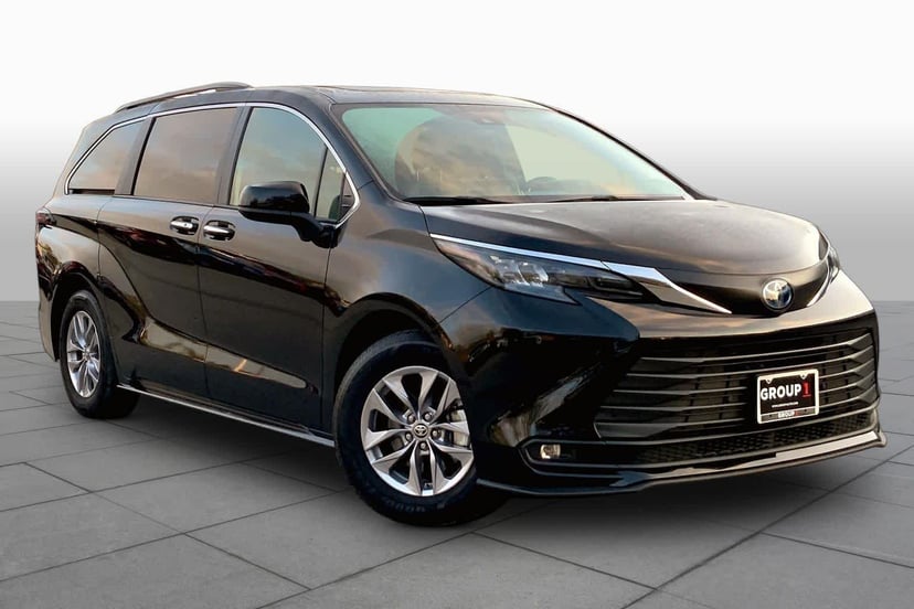 2025 Toyota Sienna - Image 1