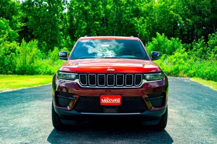 2025 Jeep Grand Cherokee - Image 2