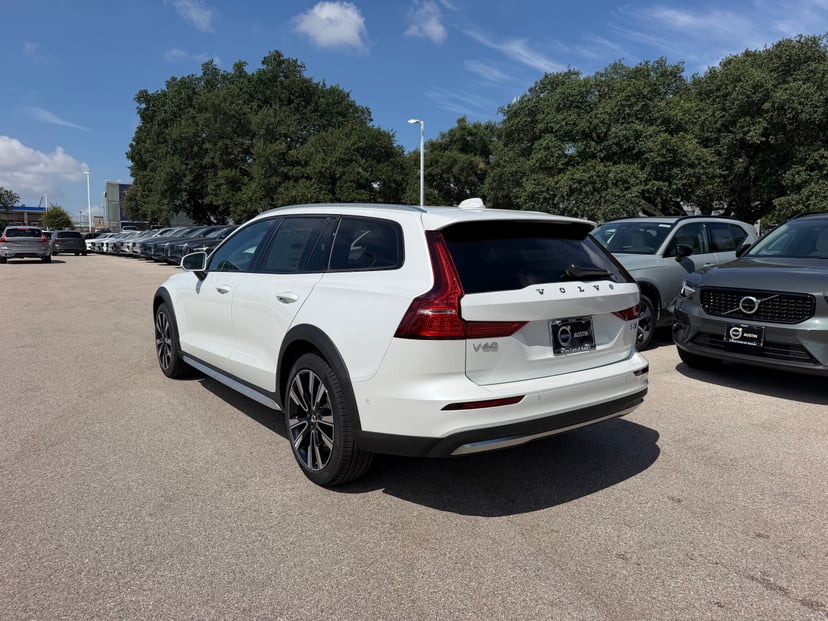 2026 Volvo V60 Cross Country - Image 3