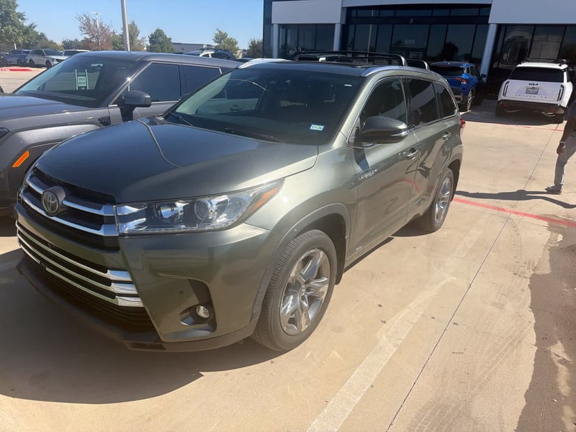 2019 Toyota Highlander - Image 1