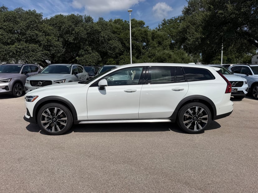 2026 Volvo V60 Cross Country - Image 2
