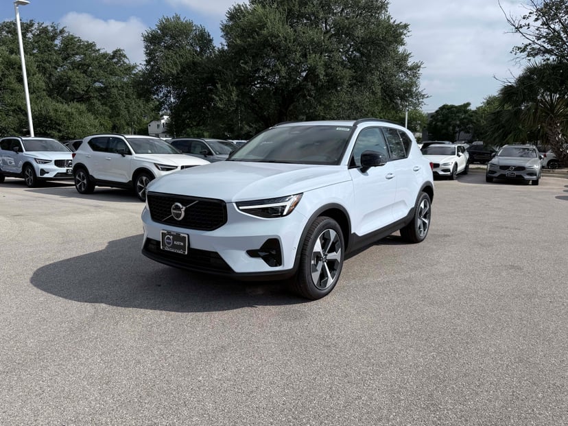 2026 Volvo XC40 - Image 1