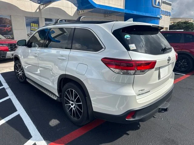 2017 Toyota Highlander - Image 3