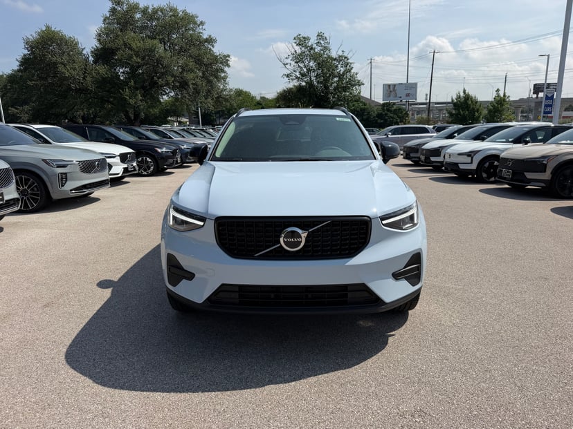 2026 Volvo XC40 - Image 3