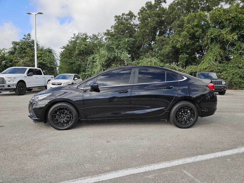 2018 Chevrolet Cruze - Image 2