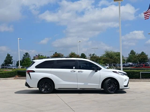 2026 Toyota Sienna - Image 2