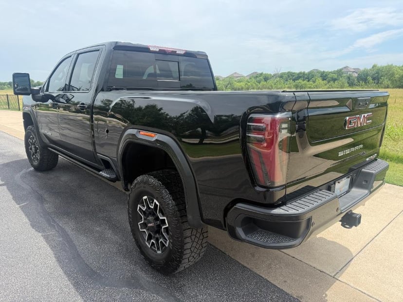 2025 GMC Sierra HD - Image 3