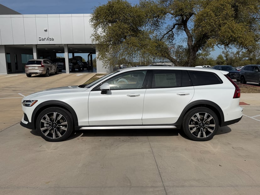 2026 Volvo V60 Cross Country - Image 1