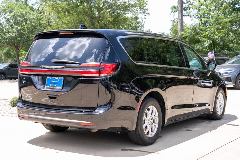 2024 Chrysler Pacifica - Image 2