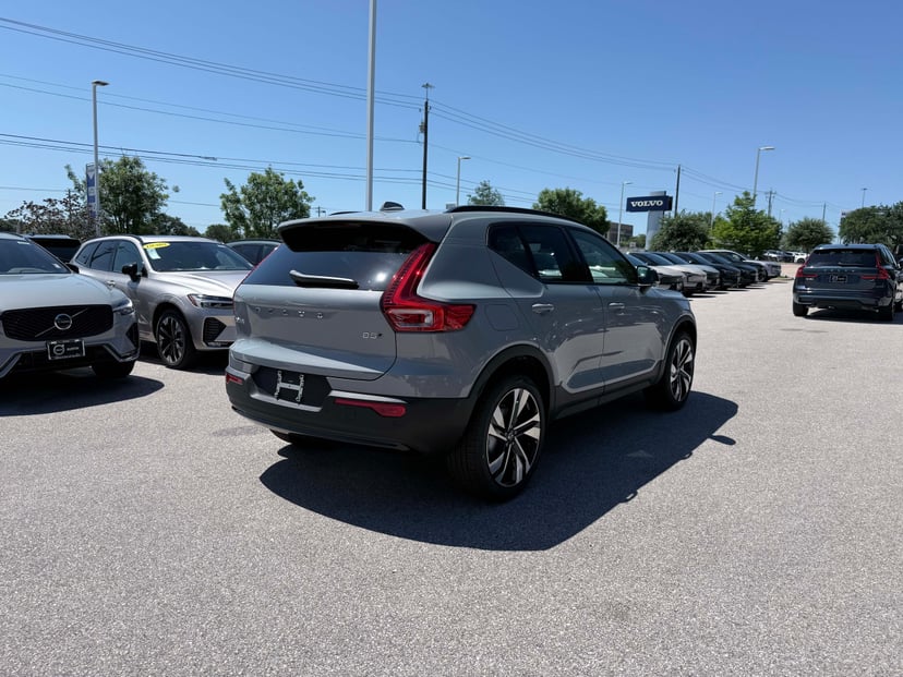 2026 Volvo XC40 - Image 2