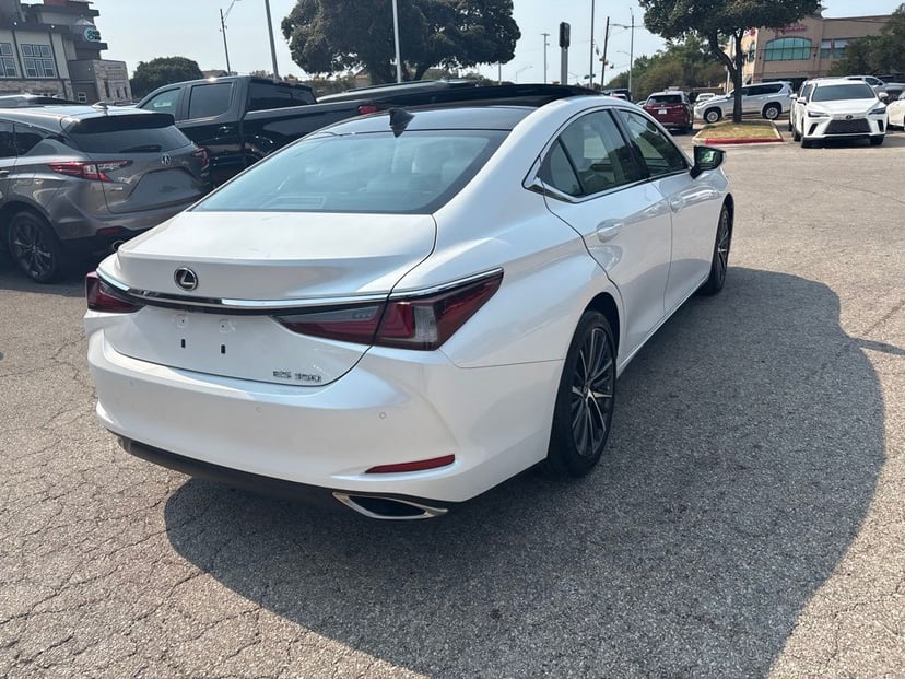 2023 Lexus ES - Image 3