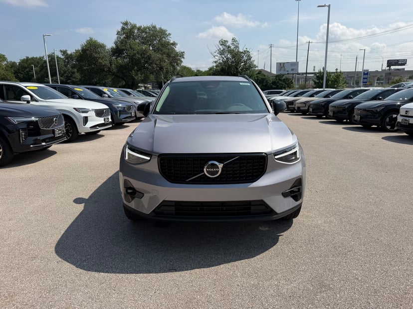 2026 Volvo XC40 - Image 3
