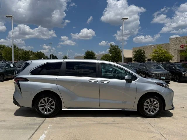 2025 Toyota Sienna - Image 1