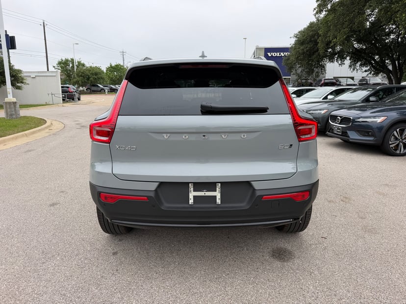 2026 Volvo XC40 - Image 3