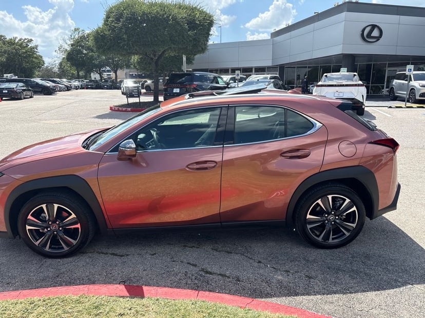 2025 Lexus UX - Image 2