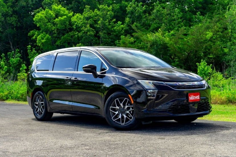 2027 Chrysler Pacifica - Image 2