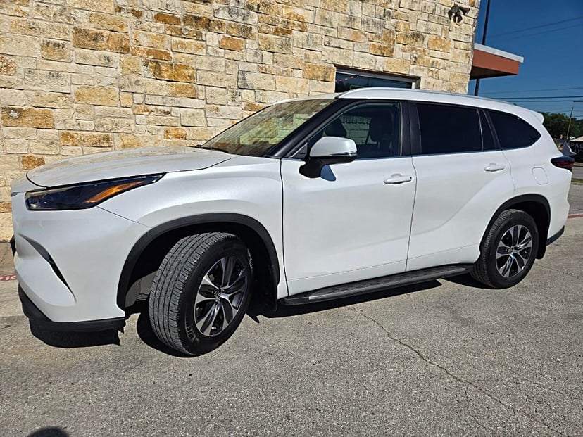 2024 Toyota Highlander - Image 1