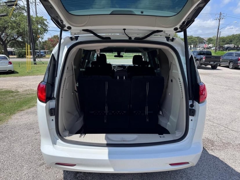 2022 Chrysler Voyager - Image 3