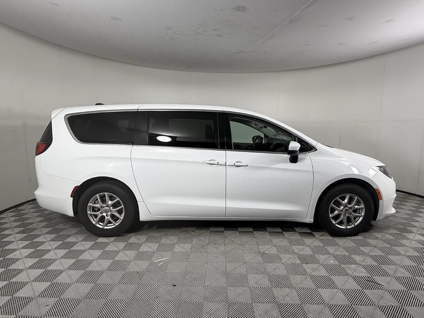 2023 Chrysler Voyager - Image 2