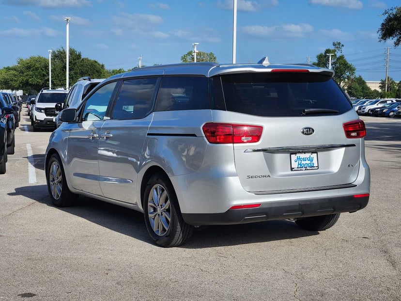 2020 Kia sedona - Image 2