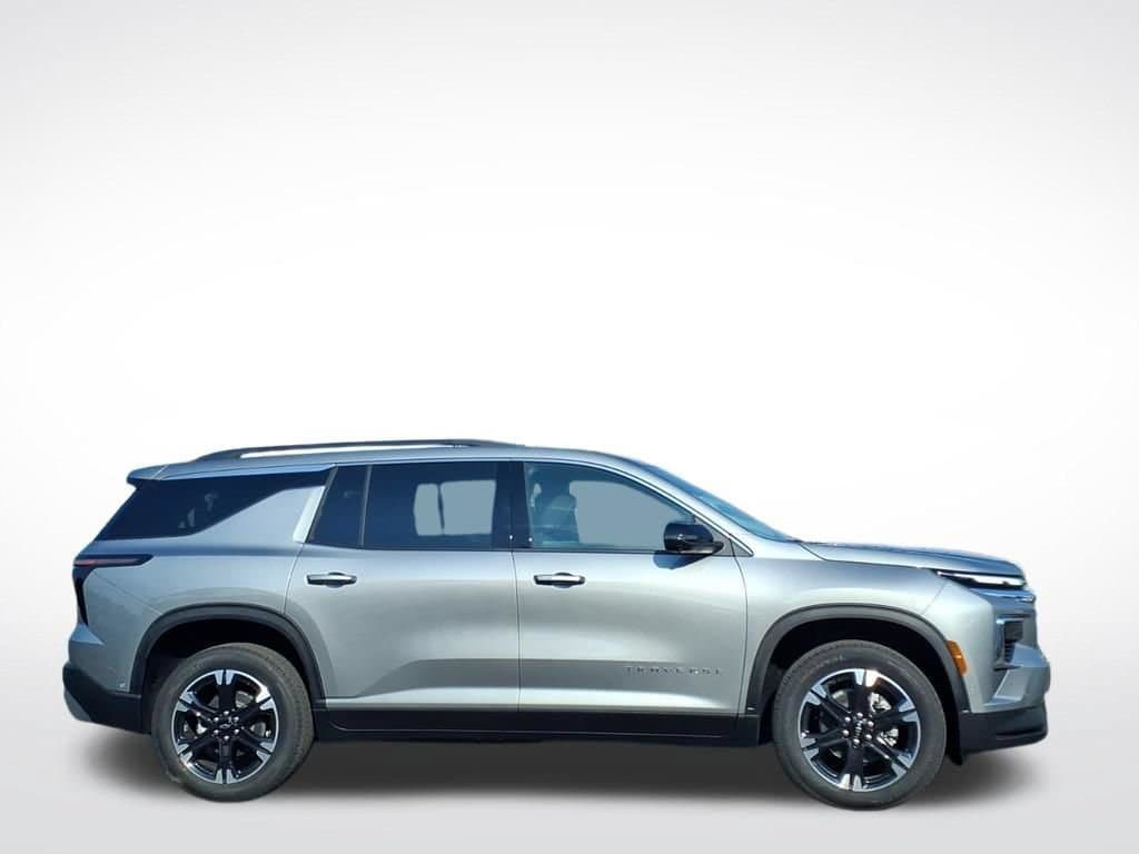 2027 Chevrolet Traverse - Image 2