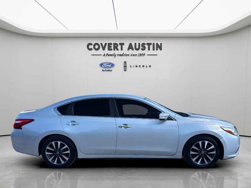 2017 Nissan Altima - Image 2