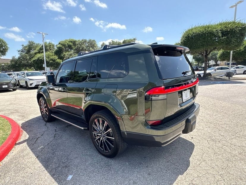 2024 Lexus GX - Image 3