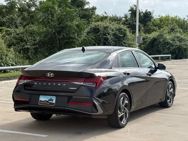 2024 Hyundai Elantra - Image 2