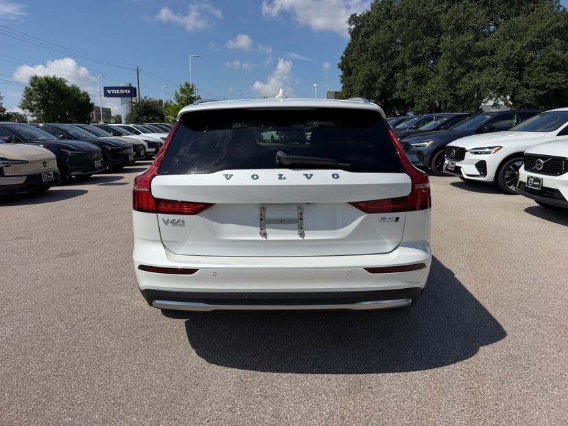2026 Volvo V60 Cross Country - Image 2
