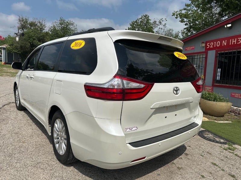 2016 Toyota Sienna - Image 3