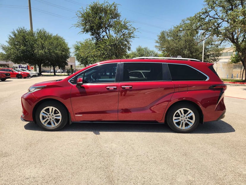 2021 Toyota Sienna - Image 2