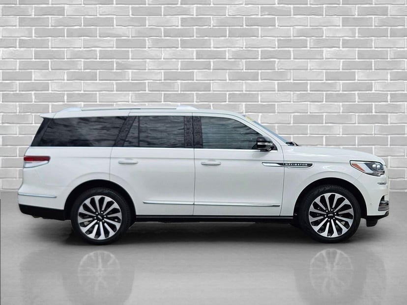 2024 Lincoln Navigator - Image 2