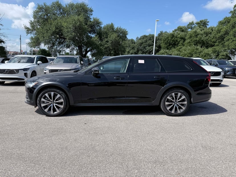 2025 Volvo V90CC - Image 2