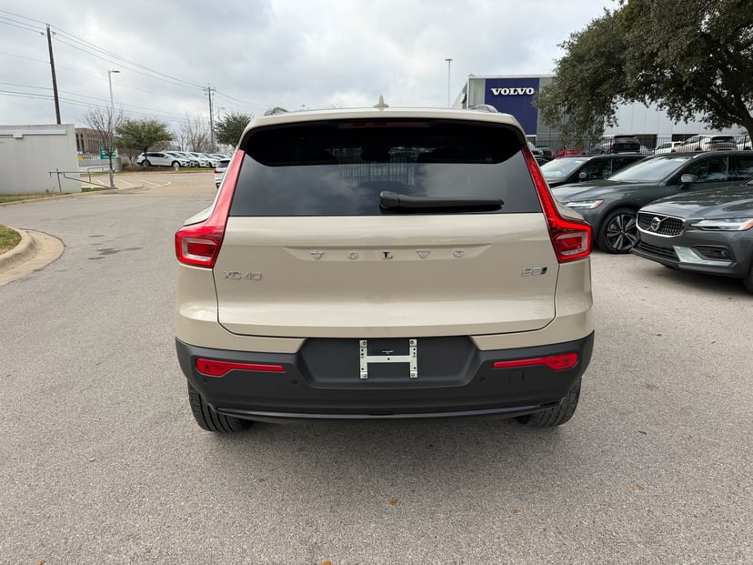 2026 Volvo XC40 - Image 3