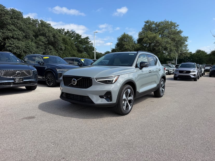 2026 Volvo XC40 - Image 1