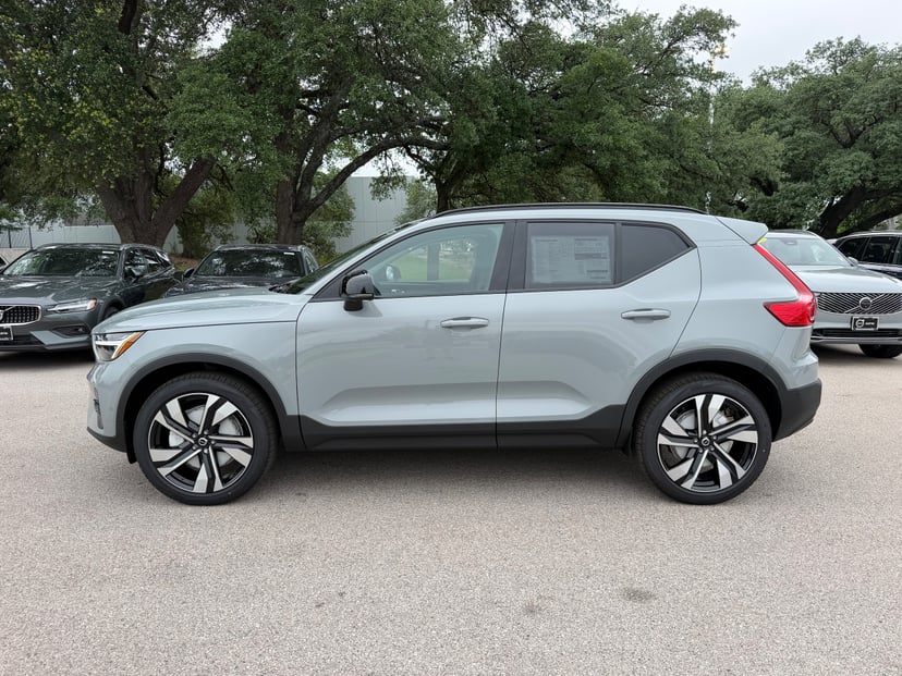 2026 Volvo XC40 - Image 2
