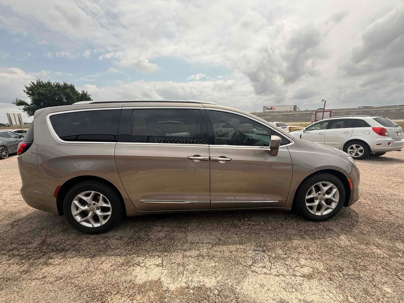 2017 Chrysler Pacifica - Image 1