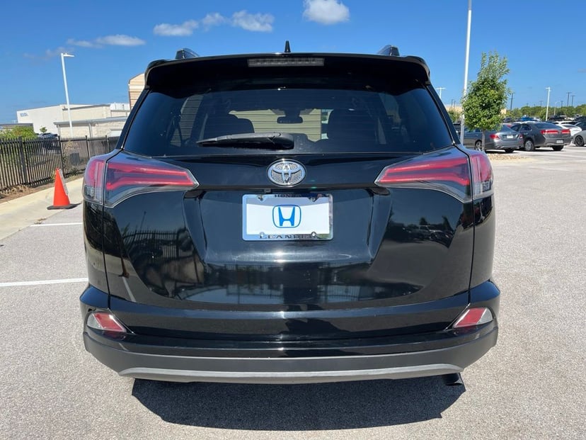 2018 Toyota RAV4 - Image 3
