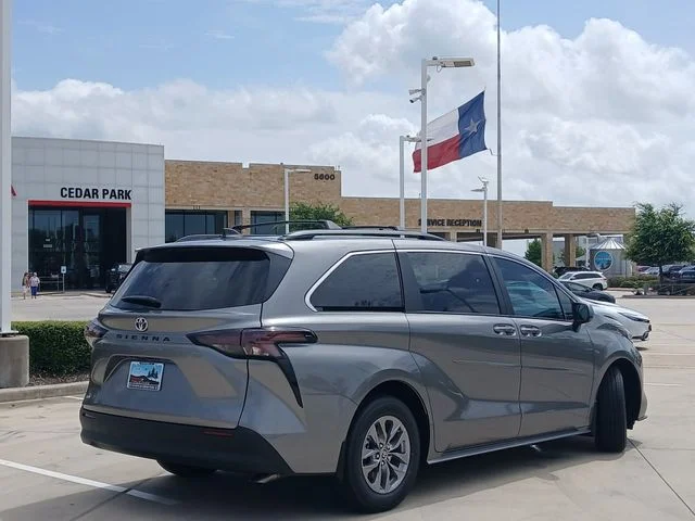 2026 Toyota Sienna - Image 3